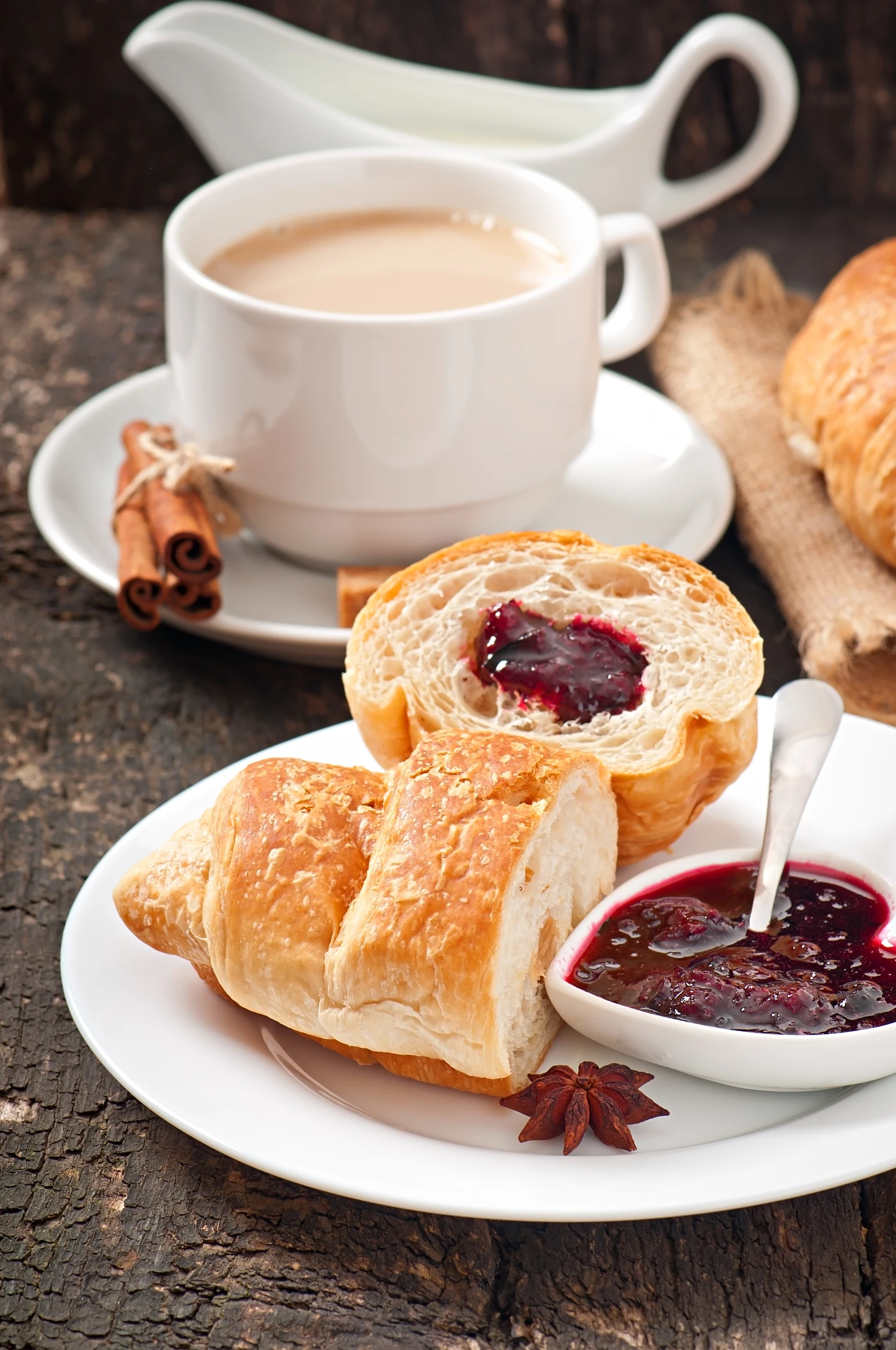 Colazione con croissant, marmellata, spezie e una tazza di caff&egrave;.